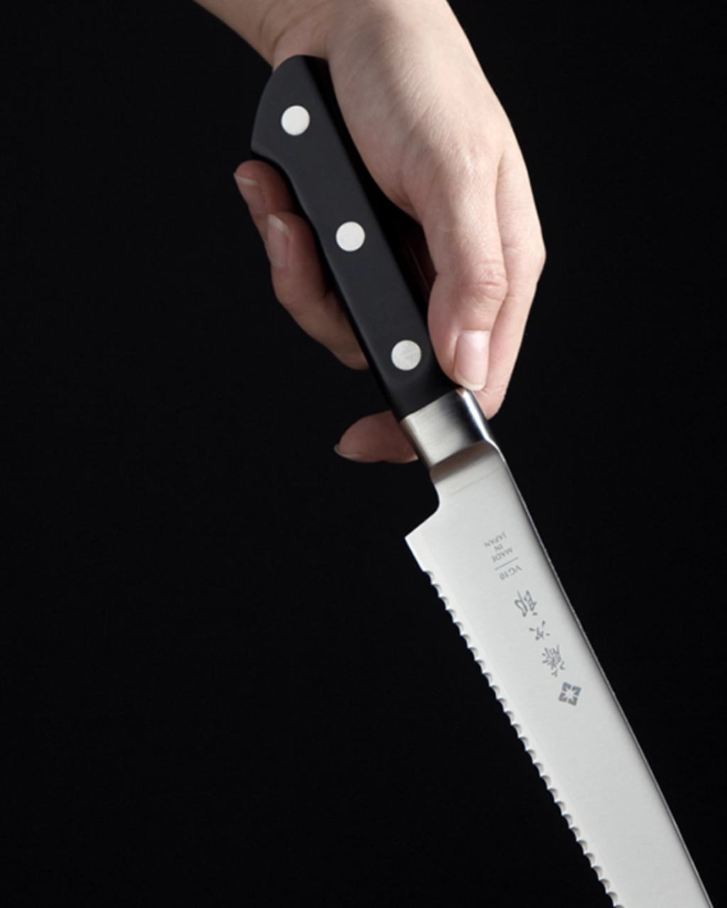 Tojiro VG10 Bread Knife - F-828 - Japanese Craftmanship - Handcraft - Made in Japan - Luxury Gift - Premium Gift- Wedding Gift - House-Warming Gift - Edo Kiriko - Japanese Artisan - Japanese Whisky Glass - Japanese Whiskey Glass - Japanese Chopsticks - Japanese Bowls - Handcrafted Mug - Handcrafted Plate - Japanese Mug - Japanese Kitchen Knife - Hikari Spirits